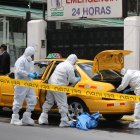 Un hombre de 69 años murió la tarde de ayer mientras se dirigía a una casa de salud en el norte de Quito. El adulto mayor tenía coronavirus.