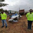 Agentes policiales resguardan la aeronave.