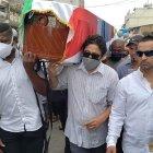 Augusto Poroso, Kléber Fajardo, Iván Hurtado y Vidal Pachito cargando el cuerpo de su amigo Dannes Coronel.