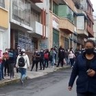 Fila de padres de familia registrada afuera del Colegio Simón Bolívar de Quito.