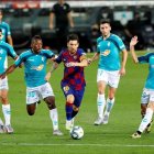 Pervis Estupiñán, de Esmeraldas para el mundo en una jugada con Lionel Messi.