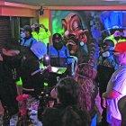 Pese a las prohibiciones, en algunos lugares organizan grandes fiestas con disco móvil y bebidas. Incluso se presume que cobran por los ingresos.