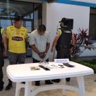 A los capturados se les encontró en su poder un arma de fuego, dos celulares, cédulas de identidad de posibles víctimas de otros atracos y 45 dólares.