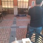 Un ciudadano extranjero fue baleado en un centro comercial de Samborondón.