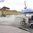 Un solo vendedor de pasteles y raspados en la entrada al estadio del Barcelona.