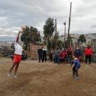 En Pisulí, al menos 50 personas se congregan los fines de semana para jugar vóley, sin mascarillas ni distanciamiento físico.