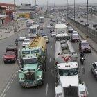  Tráfico. Los vehículos pesados son parte de la saturación vehicular en el sector.  