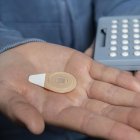  Un parche experimental de microagujas junto a un paquete de blister de píldoras anticonceptivas. 