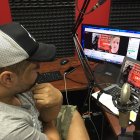  Rueda utilizó los estudios de Diario Extra para contactarse con el integrante de la banda Los Ilegales. 