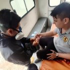 Joven sufrió un corte en la mano mientras trabajaba.