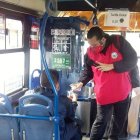 Édwin Gavilanes se sube a los autobuses para repartir mascarillas y gel antibacterial.