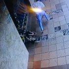 En un video captado por una cámara de seguridad se observa cómo los delincuentes huyen del hotel, luego de la balacera.