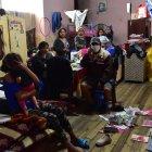 En una habitación de seis metros cuadrados viven adultos y niños. Su situación en este momento es complicada.