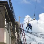  Carlos Segura  quedó colgado en los cables de electricidad ubicados en la calle Bolívar, en Chone, Manabí.  