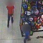  Imagen de la cámara de seguridad del lugar donde el niño fue atacado.  