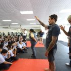  Chito Vera, sus acompañantes y los pequeños de la Isla Trinitaria se unieron en una oración. 