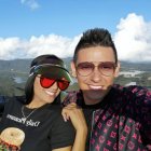  Ambos mantienen una relación a  distancia. 