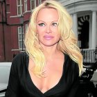   Julian Assange y la conocida actriz Pamela Anderson tendrían una relación de años.  