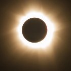  Para disfrutar de este acontecimiento sin causar lesiones graves a la retina del ojo, se aconseja nunca observar directamente al sol. 