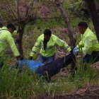  Moradores de la parroquia Cone escucharon detonaciones de arma de fuego en la madrugada y, cuando amaneció, encontraron el cuerpo sin vida de un hombre desconocido en la zona. 