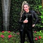  Es amante del color negro. Este look lo utiliza para salir con amigos.  