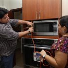  Refrencial. Muchas veces los tomacorrientes también sufren las consecuencias de un corte de luz.  