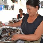  Bárbara muestra los deliciosos turrones que son elaborados de manera artesanal. 