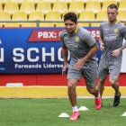 En el estadio Monumental se jugará el primer Clásico. Mario Pineida y Damián Díaz en un entrenamiento de Barcelona.