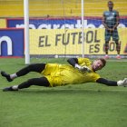 Javier Burrai del Barcelona, se prepará para el partido ante Orense el 14 de agosto en el Monumental.