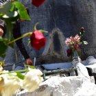 El manto de Virgen se encuentra sobre un altar rodeado de velas y flores.