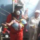 La niña fue atendida por los bomberos.