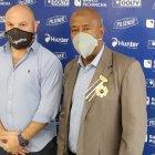 Ermen Benítez (d) recibió de parte de Miguel Ángel Loor, presidente de la LigaPro, una medalla como parte de la presentación del premio que lleva su nombre.