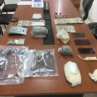 Los objetos que se decomisaron durante los allanamientos policiales.