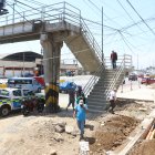 Obreros ultimaban detalles para el desmontaje del puente peatonal construido hace más de dos décadas en la Tanca Marengo.