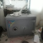 La caja fuerte esta empotrada al piso y por eso no pudieron llevársela.