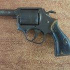 En poder de los menores de edad se encontró un arma de fuego y dos cartuchos.