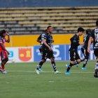 Previo al juego entre El Nacional e Independiente, hinchas del cuadro militar realizaron un banderazo que fue controlado por la Policía.