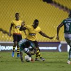 El delantero José Angulo (c) tuvo un debut soñado con Barcelona.