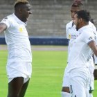 El delantero colombiano Cristian Martínez (i) abrió el marcador en Riobamba y se consolidó como goleador de la LigaPro con ocho tantos.