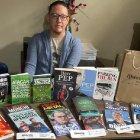 El DT Jonathan  Mendoza montó en su casa la Librería El Profe.