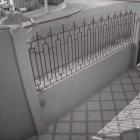 El momento del atraco, ocurrido la madrugada del lunes, quedó captado por una cámara de seguridad del sector.