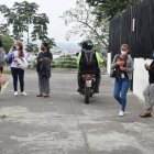 En la morgue, los familiares esperaban que les realicen las autopsias.