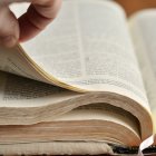 Su libro favorito es la Biblia y a través de ella trata de conocer más a Dios.