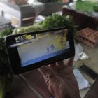 En el video se distingue a cinco personas. Según los comerciantes son trabajadores del Municipio.