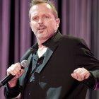 El artista tiene actualmente 64 años de edad y se encuentra en España, pese a que vive en México