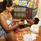 Andrea, la hermana de Anthony lo cuida en su proceso de recuperación.