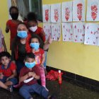 Empezó enseñándole a su hija, luego se sumó un familiar y los vecinos. Hoy María Alexandra tiene 24 alumnos.