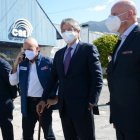 Guillermo Lasso acudió al CNE a poner la 'poderosa' para su candidatura.