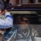 Varios fanáticos de Ronaldinho saludaron al exfutbolista brasileño cuando salía del hotel hacia el aeropuerto.