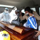 Familiares de Leopoldo contrataron una funeraria para que retire su cuerpo del laboratorio de Criminalística.
